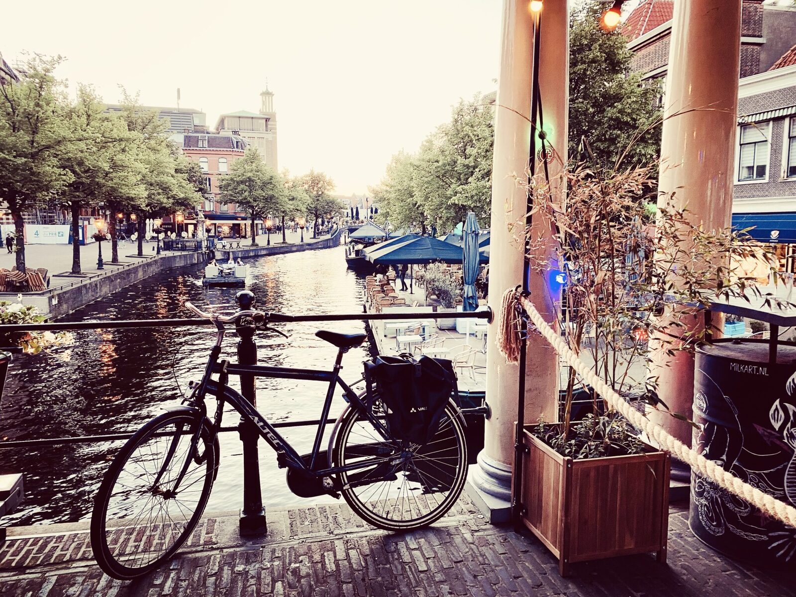 Vélo au bord d’un canal à Leiden au coucher du soleil