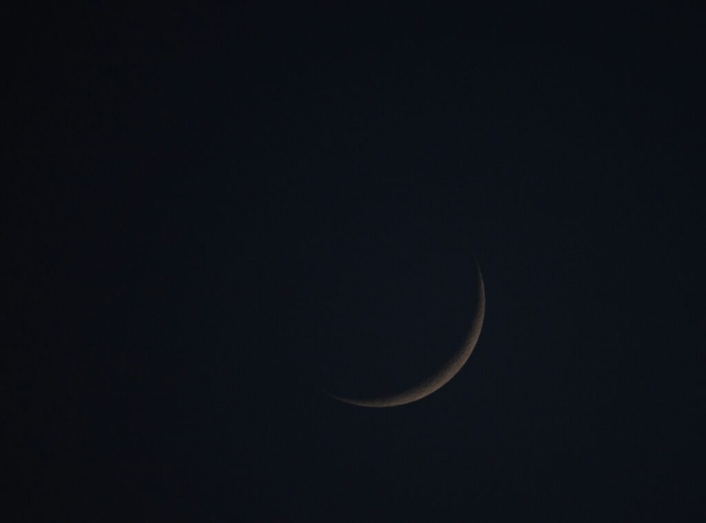 Paysage sous la lune, nuit étoilée invitant à la contemplation et au recueillement