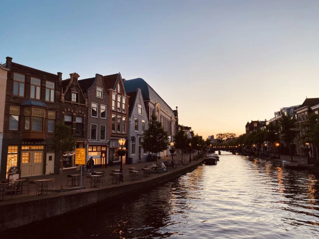 Canaux de Leiden bordés de maisons historiques sous une lumière douce